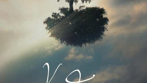 Das Filmplakat für „Kingdom of Us“ zeigt eine Gruppe von Menschen unter einem Baum, der sich im Himmel spiegelt.