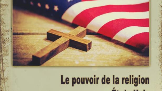 Das Filmplakat für „God Bless America“ zeigt eine US-Flagge und ein Holzkreuz.