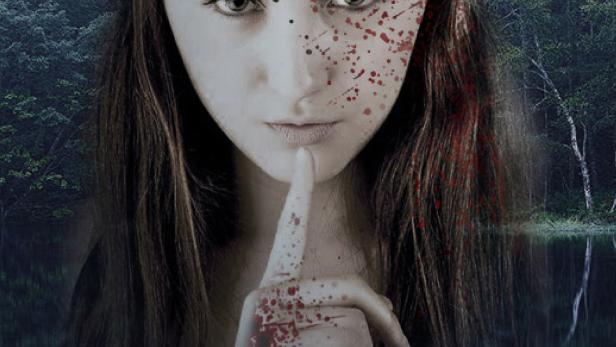 Das Filmplakat für „Romina“ zeigt eine junge Frau mit Blutspuren im Gesicht, die den Finger an die Lippen legt.