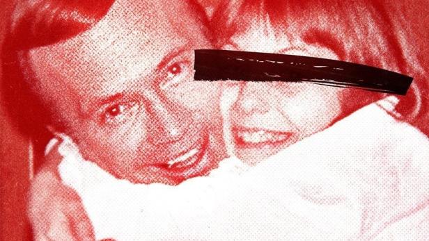 Das Filmplakat für „Abducted in Plain Sight“ zeigt ein umarmendes Paar, wobei die Augen der Frau zensiert sind.