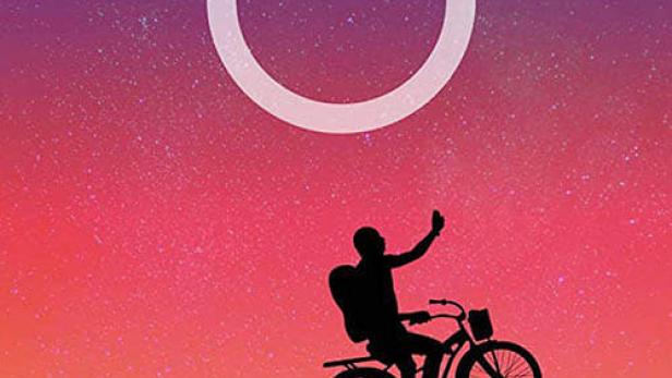 Das Filmplakat für „Follow Me“ zeigt eine Silhouette auf einem Fahrrad vor einem Sternenhimmel.