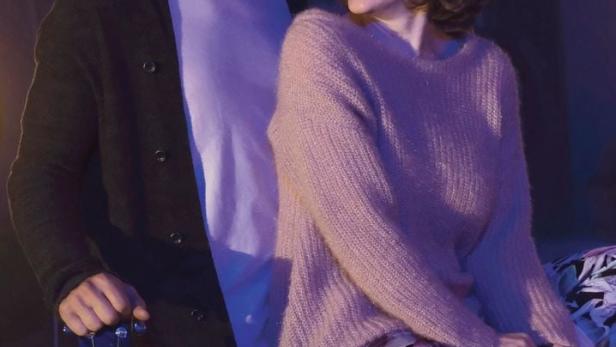 Ein Mann mit Gitarre und eine Frau, vermutlich aus dem Film „Song für Mia“.