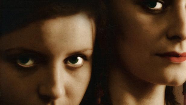 Das Filmplakat für „Love Sick“ zeigt zwei junge Frauen, die eng beieinander stehen.