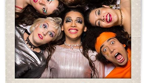 Das Filmplakat für „Alice Júnior“ zeigt eine Gruppe junger Menschen mit auffälligem Make-up.