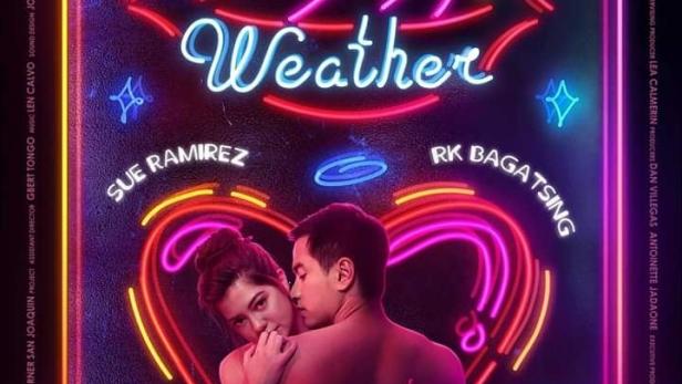 Das Filmplakat für „Cuddle Weather“ mit Sue Ramirez und RK Bagatsing vor Neonreklamen.