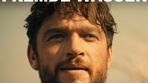 Das Filmplakat zu „Dengler: Fremde Wasser“ mit dem Schauspieler Ronald Zehrfeld.