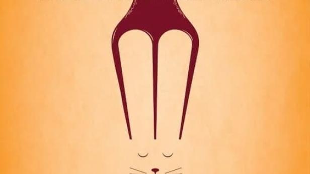 Das Filmplakat für „Domestic“ zeigt eine stilisierte Gabel, die ein Gebäude und ein Hasengesicht darstellt.