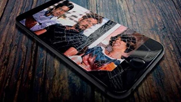 Das Filmplakat für „Secretul Fericirii“ zeigt ein zerbrochenes Smartphone mit den Schauspielern Vlad Zamfirescu, Irina Velcescu und Theo Marton.