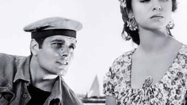 Ein Schwarzweiß-Filmposter für „Dark Waters“ mit einem Seemann und einer Frau im Vordergrund.