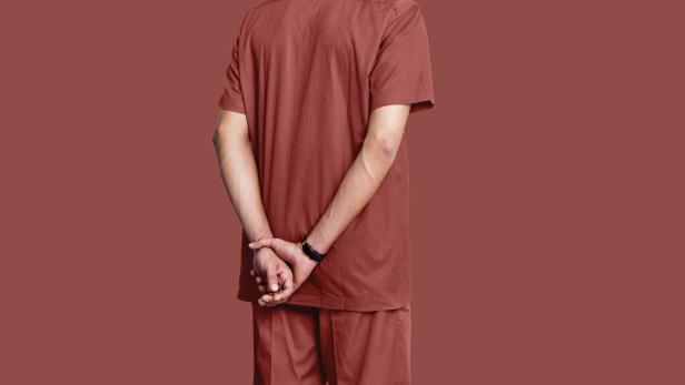 Ein Mann in Uniform steht vor dem Filmplakat „The Lift Boy“.