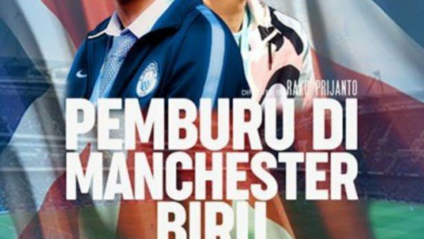 Das Filmplakat für „Pemburu di Manchester Biru“ mit zwei Schauspielern vor einer Fußballkulisse.