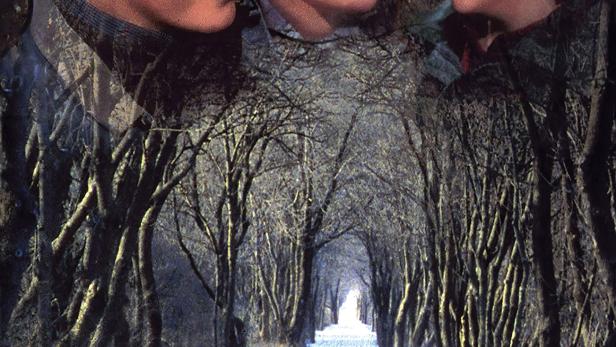 Das Filmplakat für „Verrückte Zeiten“ zeigt einen Jungen, der durch eine verschneite Landschaft läuft.