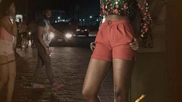 Eine Frau posiert vor dem Filmplakat für „Òlòtūré“.