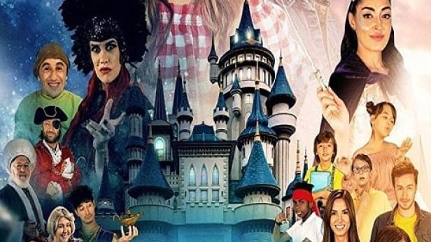 Das Filmplakat für „Masal Şatosu: Sihirli Davet“ zeigt eine Gruppe von Schauspielern vor einem Schloss.