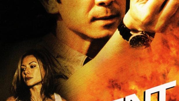 Das Filmplakat für „Malevolent“ zeigt einen Mann mit einer Waffe, eine Frau und zwei bewaffnete Männer vor einem Auto.