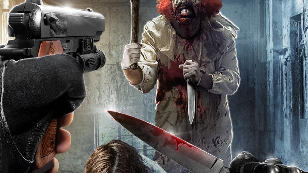 Ein blutiger Clown mit Axt und Messer bedroht eine Frau, während eine Person mit einer Pistole zielt.