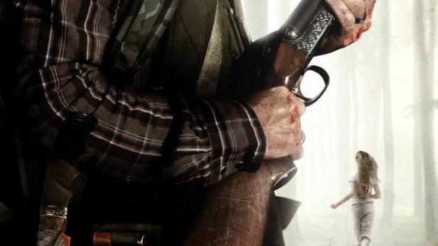 Ein Mann mit Gewehr und blutigen Händen, im Hintergrund rennt eine Frau, Filmposter „The Backpacker“.