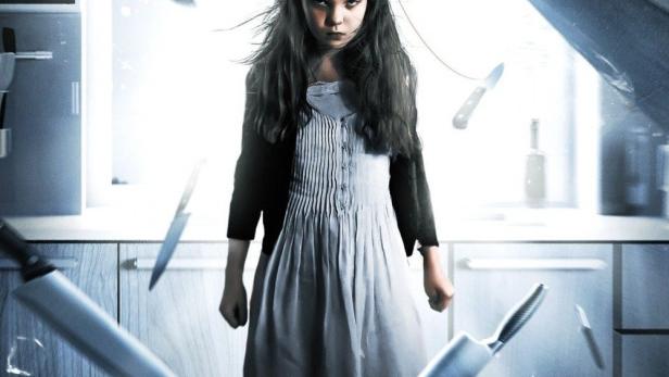 Das Filmplakat für „June“ zeigt ein unheimliches junges Mädchen, umgeben von fliegenden Messern und Glasscherben.