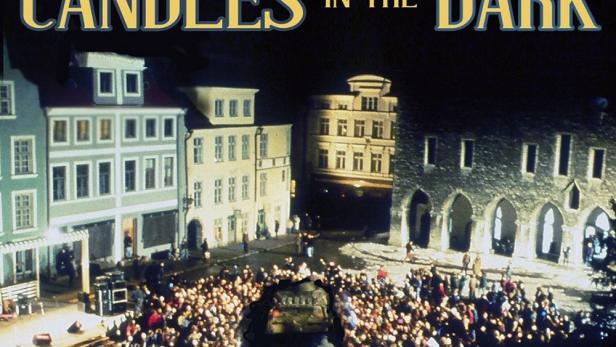 Das Filmplakat für „Candles in the Dark“ zeigt eine Menschenmenge vor einem Panzer.