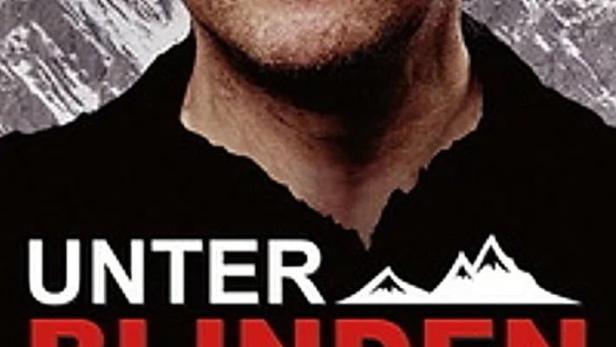 Das Filmplakat für „Unter Blinden“ zeigt Andy Holzer vor einem Bergpanorama.