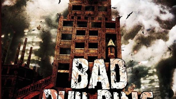 Das Filmplakat für „Bad Building“ zeigt ein heruntergekommenes Gebäude vor einem Vollmond.