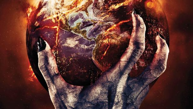 Das Filmplakat für „Zombieworld“ zeigt eine Zombiehand, die eine brennende Erde hält.
