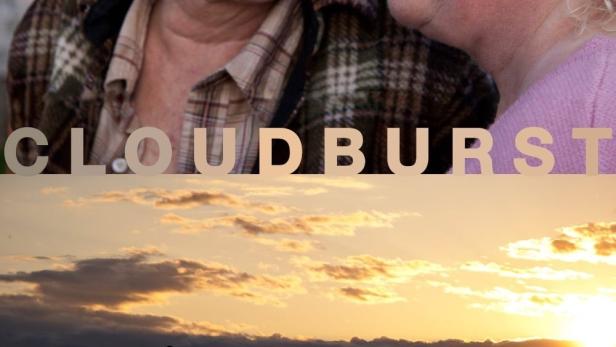 Das Filmplakat für „Cloudburst“ zeigt zwei ältere Frauen und eine Sonnenuntergangsszene.