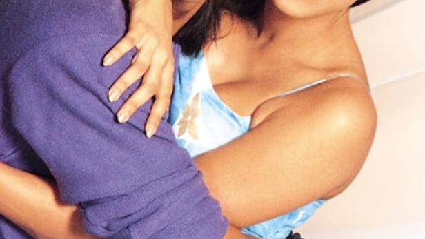 Ein lächelndes Paar umarmt sich; im Vordergrund der Titel „Uuf Kya Jaadoo Mohabbat Hai!“.