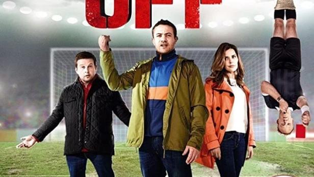 Das Filmplakat für „Kicking Off“ zeigt drei Personen und einen gefesselten Schiedsrichter auf einem Fußballfeld.