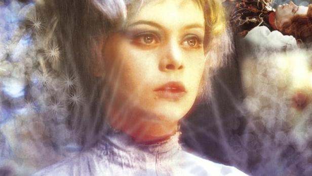 Das Filmplakat für „Die kleine Meerjungfrau“ zeigt eine junge Frau mit einer roten Rose im Haar.