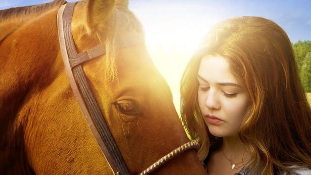 Das Filmplakat für „Hannahs Rennen“ zeigt ein Mädchen, das ein Pferd umarmt.