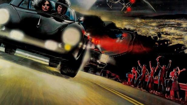 Das Filmplakat für „King of the Mountain“ zeigt ein Paar in einem Auto, das einen Berg hinunterfährt, verfolgt von Hubschraubern.