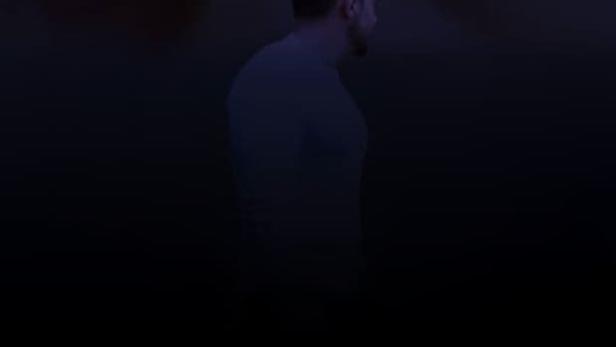 Ein Mann steht vor einem Paar Augen; Filmtitel „of Silence“.