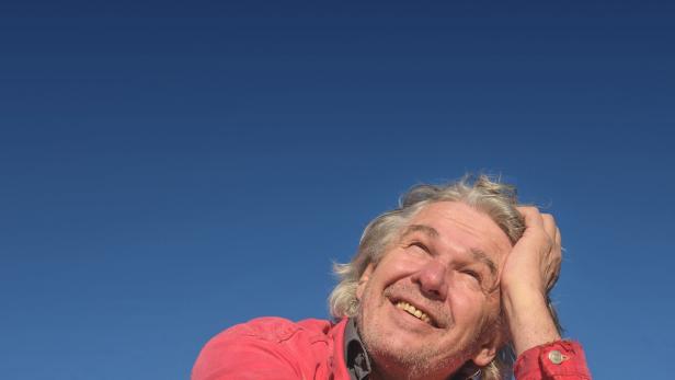 Das Filmplakat zu „Das Leben ist keine Generalprobe“ zeigt Heini Staudinger vor blauem Himmel.