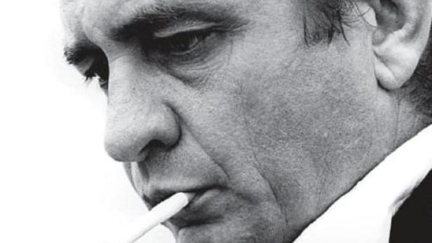 Schwarzweiß-Porträt von Johnny Cash mit einer Zigarette im Mund.