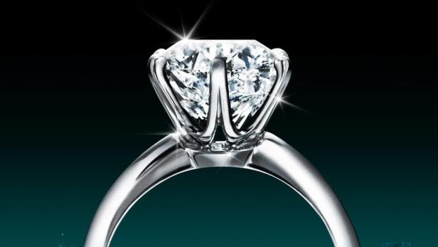 Das Filmplakat für „Crazy About Tiffany's“ zeigt einen Diamantring vor der Skyline von New York.