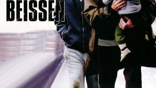 Das Filmplakat für „Manche Hunde beißen“ zeigt zwei junge Männer und ein Baby.