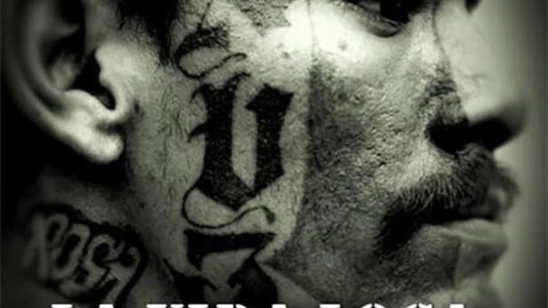 Das Filmplakat für „La Vida Loca“ zeigt das Gesicht eines Mannes mit Tätowierungen.