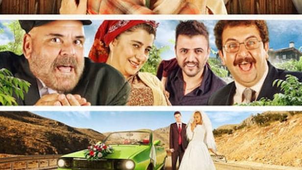 Das Filmplakat für „Düğün Dernek“ zeigt mehrere Charaktere und ein Hochzeitsauto.