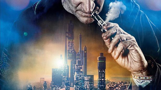 Ein Mann dampft vor einer futuristischen Stadt in dem Film „Vape Wave“.