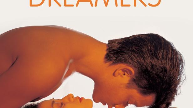 Das Filmplakat für „Teenage Dreamers“ zeigt ein junges Paar in inniger Umarmung.