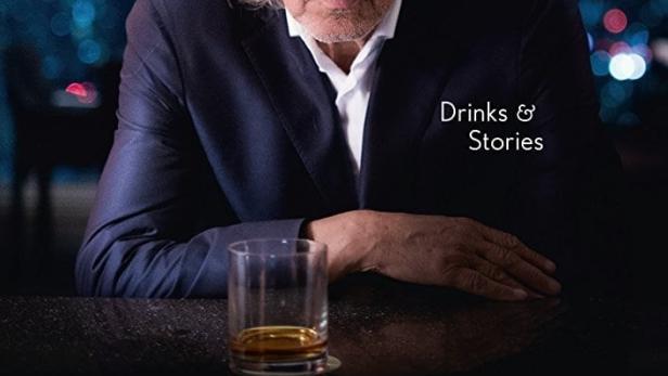 Das Filmplakat für „Schumanns Bargespräche“ zeigt Charles Schumann mit einem Drink.