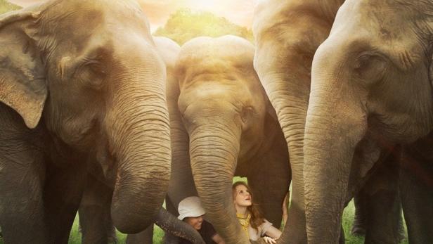 Das Filmplakat für „Love & Bananas: An Elephant Story“ zeigt Menschen inmitten einer Elefantenherde.