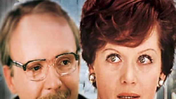 Das Filmplakat für den sowjetischen Film „ Служебный роман“ (zu Deutsch: „Ein Büroflirt“).