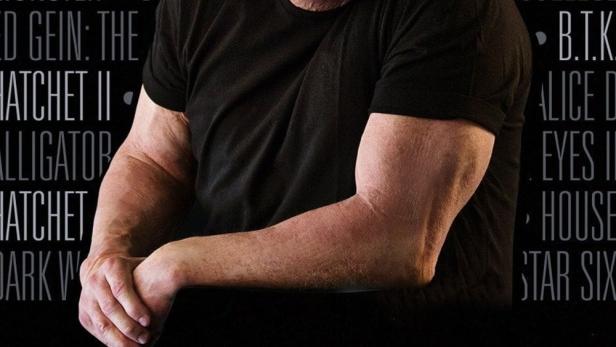 Das Filmplakat für „To Hell and Back: The Kane Hodder Story“ zeigt Kane Hodder vor Filmtiteln.