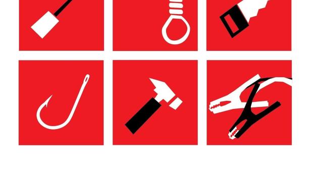 Eine Collage mit Werkzeugen und Gegenständen auf rotem Grund, darunter eine Axt, ein Messer und ein Galgen.