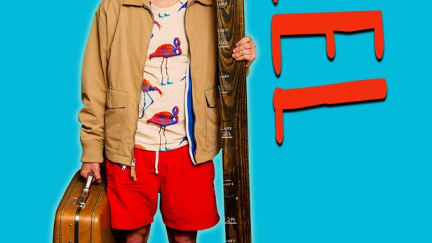 Ein Mann mit Koffer und Flamingo-Shirt steht neben einem Zollstock vor blauem Hintergrund.