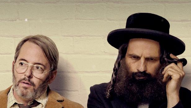Das Filmplakat für „To Dust“ zeigt zwei Männer vor einer Ziegelwand.