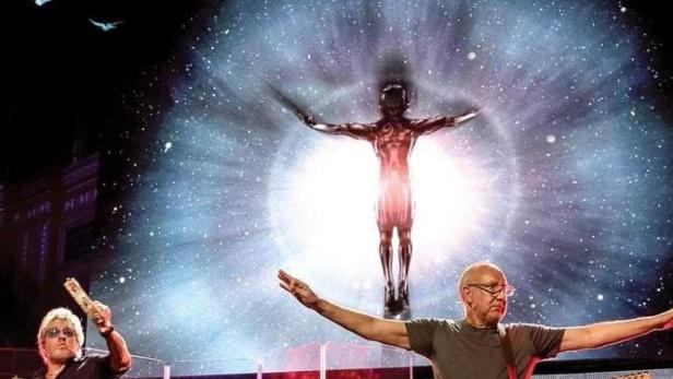 Das Cover von „The Who: Tommy – Live at the Royal Albert Hall“ zeigt die Band auf der Bühne.