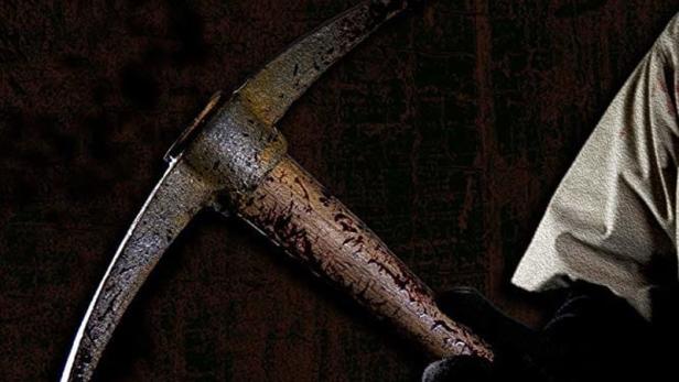 Das Filmplakat für „Diggerz: Black Lung Rises“ zeigt eine Spitzhacke und rote Strichmarkierungen.